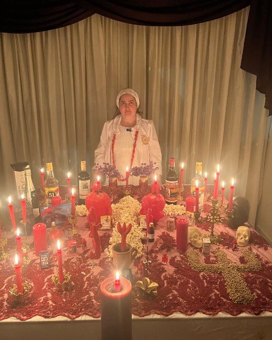 Equipe de pais e mães de santo da Clínica Espiritual Reatar em trabalho espiritual com velas e altar